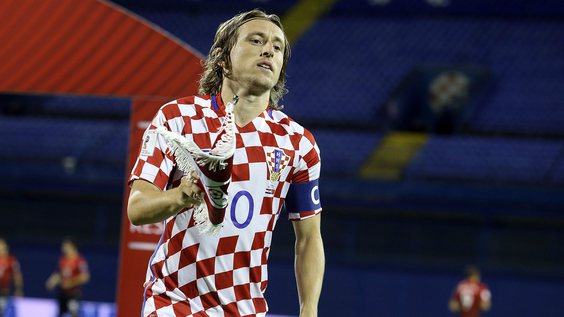 足球报曝中超某俱乐部欠税过亿，评论区画风突变：先查查调节费去哪了